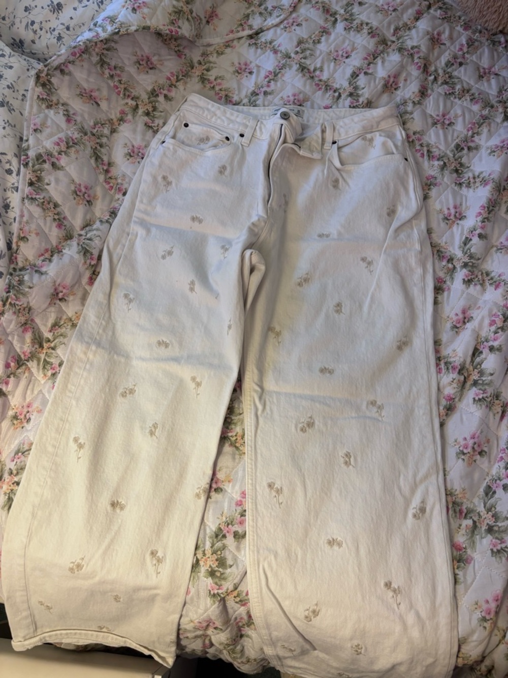 Abercrombie & Fitch Cream 90s Relaxed Jeans with Beige Floral Embroidery